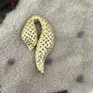 Vintage Elegant Gold-Tone Woven Brooch